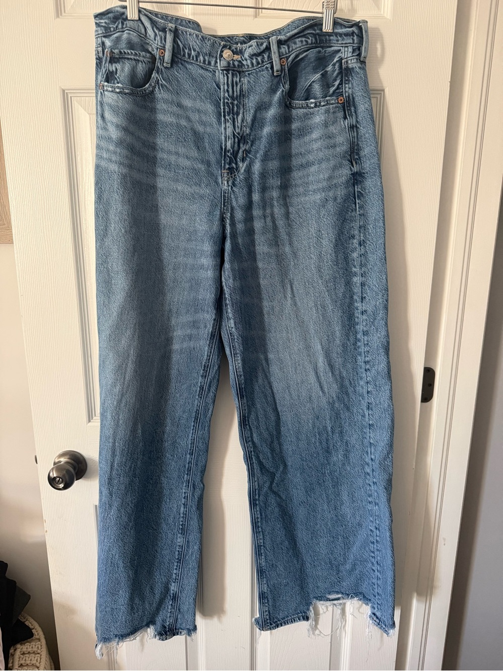 89. AMERICAN EAGLE HIGH-RISE DISTRESSED WIDE LEG JEANS SZ 14